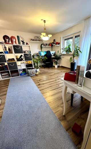 1,5 Zimmerwohnung mit Balkon, Aufzug und Garagenstellplatz in Blaustein-Klingenstein – Zimmer
