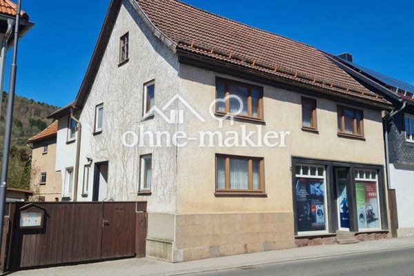 Жилой и коммерческий дом с магазином, амбаром и 3 гаражами — 1.030 м² в центре населённого пункта, без комиссии