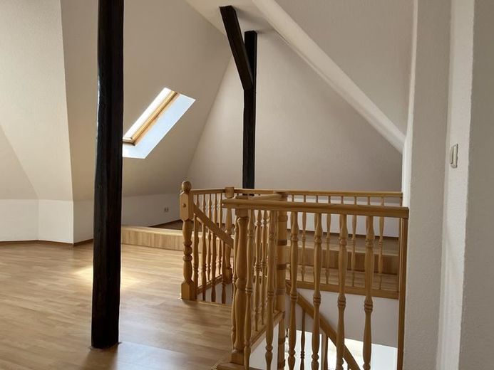 Helle und vermietete Maisonette DG 2-Zi. mit Balkon, Aufzug, Laminat, Wanne und Dusche in Bestlage * – Maisonettebereich (Schlafen)