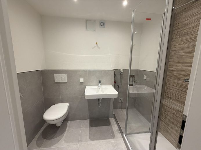 Wiesbaden-Medenbach'ta iki balkonlu yenilenmiş 2 odalı daire – Badezimmer