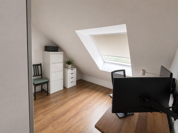 Przytulne 4-pokojowe mieszkanie na poddaszu z widokiem na pola – Zimmer 3 /Schlafzimmer /Büro