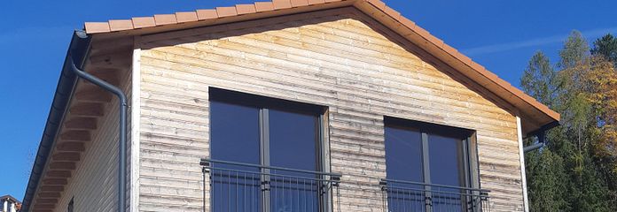 ZONDER MAKELAARSKOSTEN: Moderne "laagenergiewoning A+" van hout op erfpachtgrond in het mooie Chiemgau – Holzhaus Südwestansicht