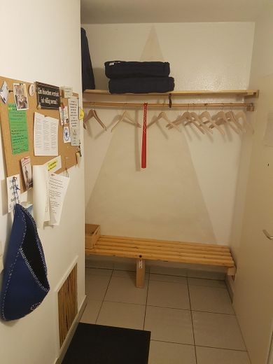3 Apartments einzeln oder zusammen als Wohnung, TG, Stellplatz, dazu Garten mietbar – Innen-Eingang Süd