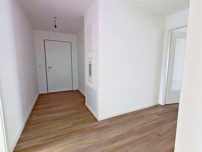 1. AFFITTO GRATUITO: Luminoso appartamento di nuova costruzione con 3 locali, balcone e cucina componibile – Flur