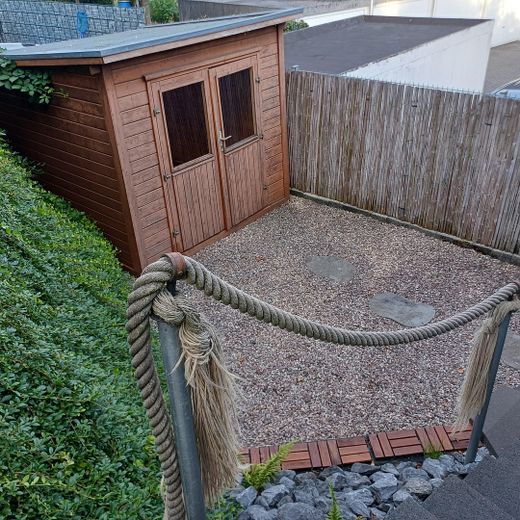 Gepflegtes Reihenendhaus mit schönem Garten, überdachter Terrasse, Kamin und Carport – Unterer Teil des Gartens (1)