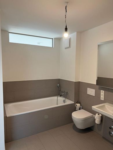 شقة 4 غرف خالية من العوائق في الطابق الأخير مع شرفة ومرآب تحت الأرض مع Wallbox – Duschbad mit Badewanne