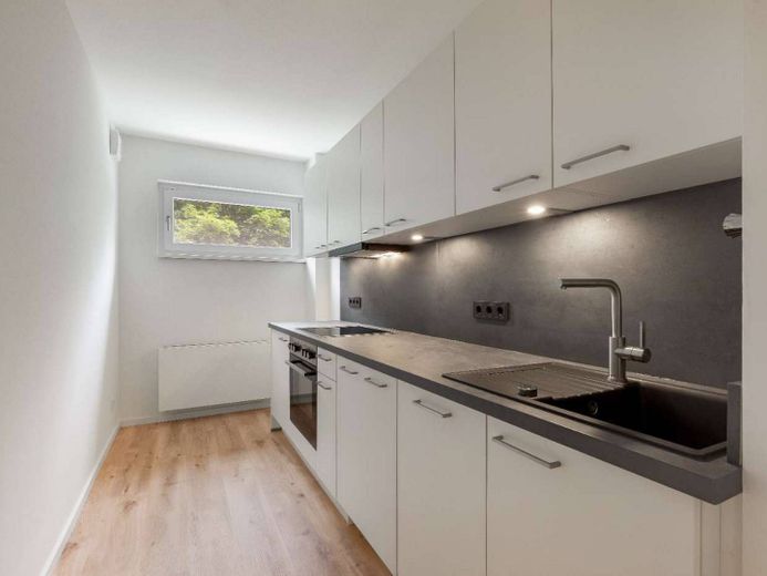 53 m²’de eksiksiz konfor paketi: Ankastre mutfaklı, balkonlu ve otoparklı 2 odalı daire – Küche
