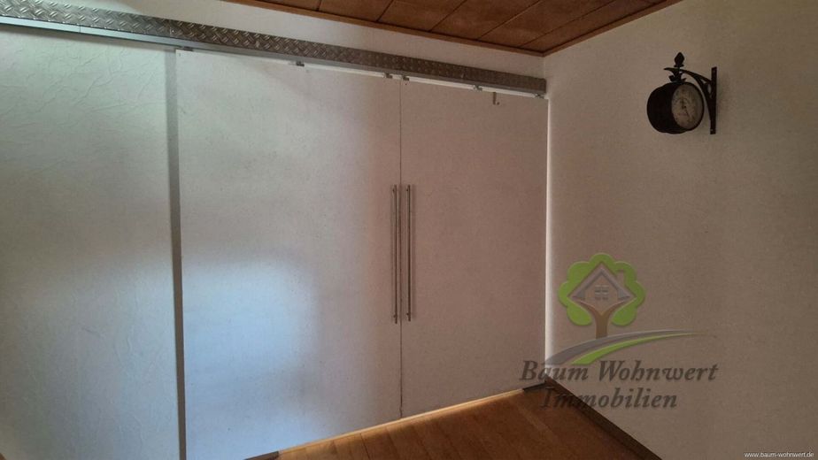Provisionsfrei! Gepflegte Dachgeschosswohnung mit Balkon und ausgebauter Nutzfläche – Wohnzimmer Schiebetür