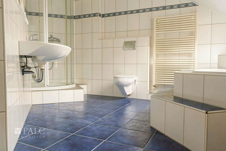 Familienfreundliche DHH in Bergkamen - ruhige Wohnlage – Badezimmer - (KI generiert)