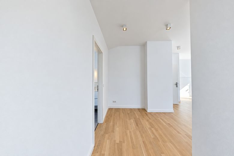 Appartamento molto luminoso, dalla disposizione moderna, con balcone (un tocco di Skywalk), garage incluso – Flur
