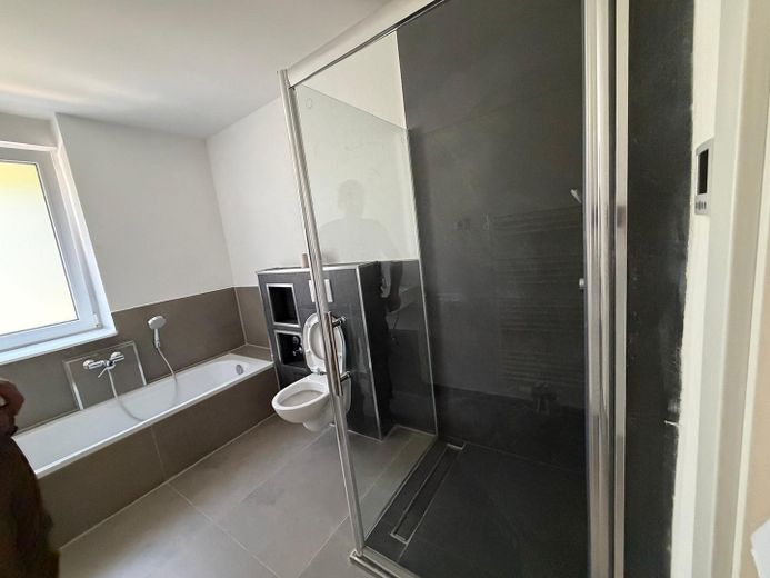 Erdgeschoß-Wohnung mit Gartennutzung und Terrasse Neubau – Foto 8
