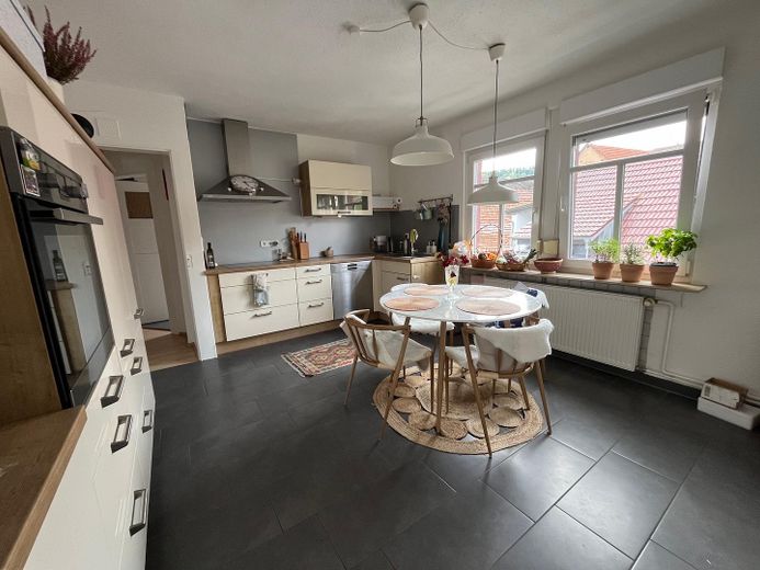 Sehr großzügige u. helle 3-Zimmer-Wohnung mit Balkon und Garten - modern renoviert mit Glasfaser – Grosse Wohnküche