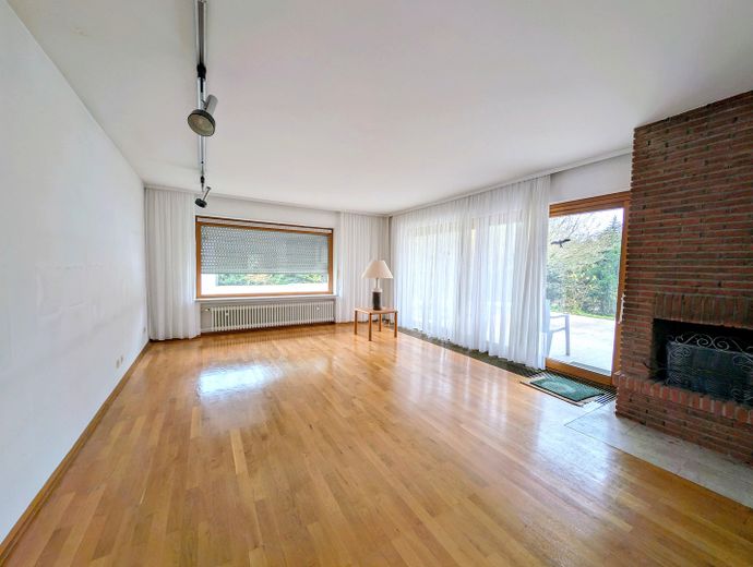 Guter Preis - 777m² Grund, Bungalow, Vollkeller, Garage in Bestlage Stadt Heusenstamm, ruhig gelegen – Wohnzimmer mit Kamin 40 m²