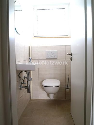 Frisch sanierter Wohntraum in Pforzheim-Sonnenberg: 5 Zimmer mit Ausblick und Garage – WC mit Fenster