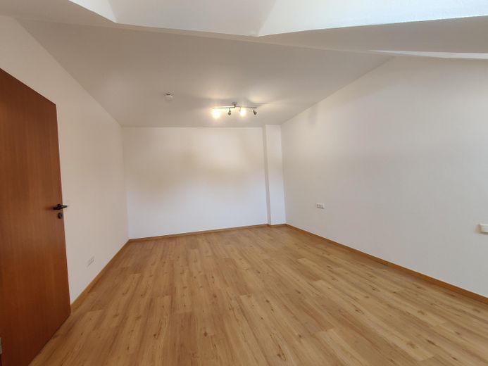 hell und geräumig: renovierte 2 Zimmer DG-Wohnung auf 69m² mit großem Gaubenbalkon ohne Provision – Schlafzimmer 