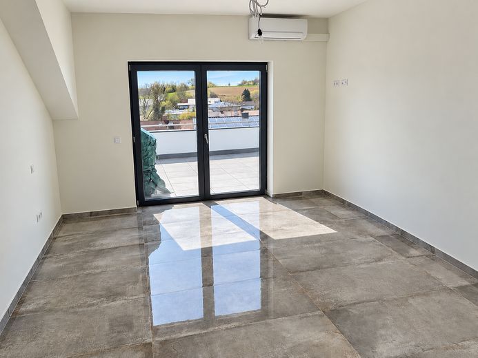 Attico di 4 locali di prima qualità con terrazza sul tetto e garage + posto auto – senza commissioni – Schlafzimmer