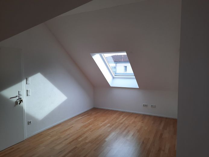 Ideal für Singles oder Paare-Hochwertige DG-Wohnung in Bestlage von Ingolstadt – Eingang 