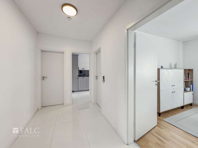 Einziehen, ankommen, wohlfühlen: Modernisierte 4-Zimmer-Wohnung für die ganze Familie! – Diele