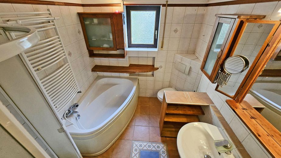 Barrierefreier Bungalow · ca. 190 m² nutzbare Fläche · ruhige Wohnlage · vielseitiges Wohnkonzept – Badezimmer EG