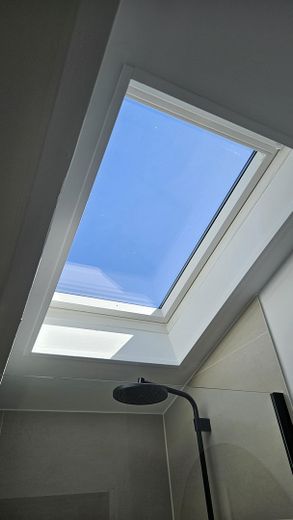 Neuwertiges Reihenmittelhaus, Fußbodenheizung, eigenem Garten & Garage – Tageslicht Bad