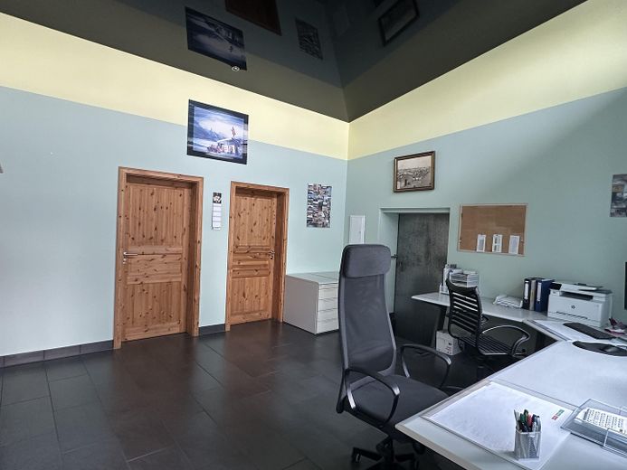 Immobile commerciale 2 capannoni 300 + 450 m² casa unifamiliare 188 m² – Büro