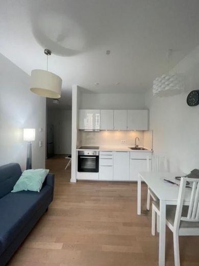 2 Zimmer Wohnung in Living 108 Apartmenthaus, Provisionsfrei, Aufzug, Sportraum, Dachterrasse – Wohnzimmer  + Küche