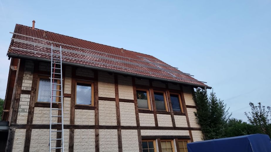 Einfamilienhaus mit Photovoltaikanlage – Hausansicht (Straße)