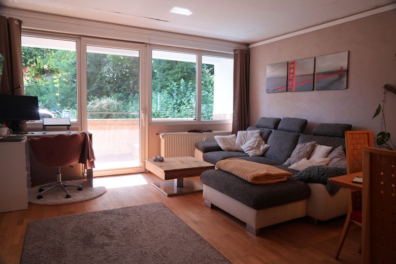 Hochwertig modernisierte 3,5-Zimmer-Eigentumswohnung mit Eichenparkett, Balkon und Garage – Wohnzimmer