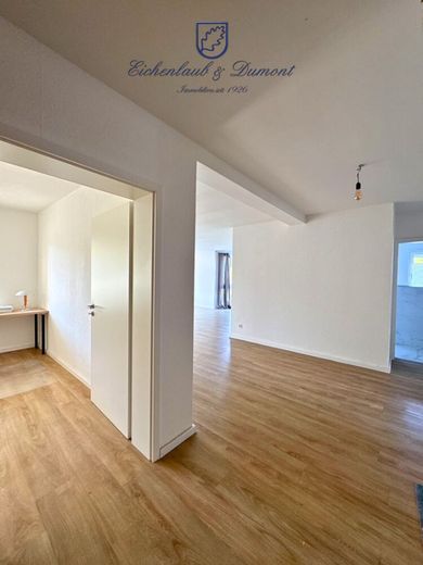 Gepflegtes 2-3 Familienhaus mit Garten + Garage, sofort verfügbar – Diele EG