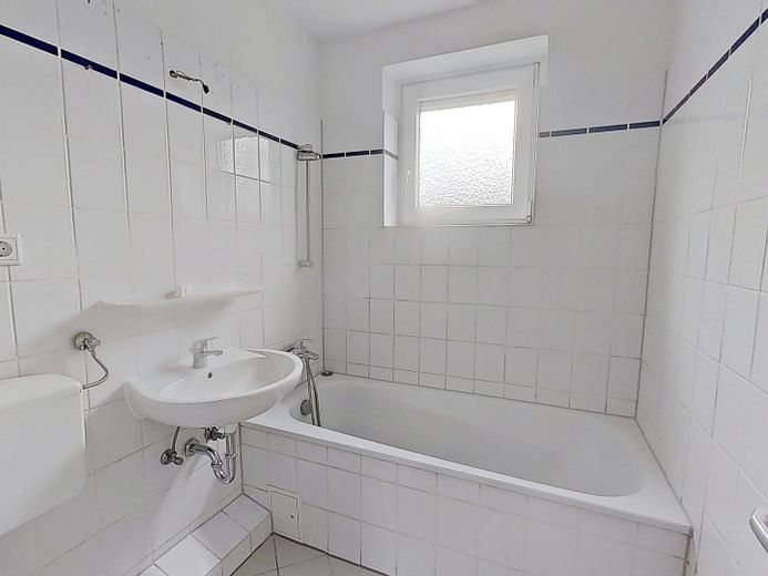 Kuschelzeit im neuen Heim – der erste Monat geht auf unser Konto: Gut geschnittene 4-Zimmer-Wohnung mit BALKON und EBK – Ansicht I: Bad
