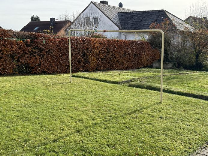 Großzügiges 2-/3- Familienhaus in ruhiger Lage mit flexiblen Nutzungsmöglichkeiten – Garten