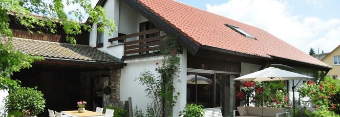 Südseite mit Sitzplätzen