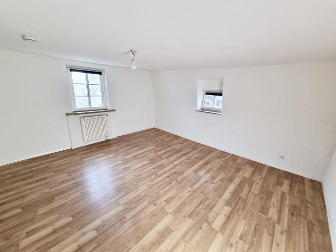 Maisonette-Wohnung mit vier Zimmern und EBK in Simmozheim – Wohnzimmer