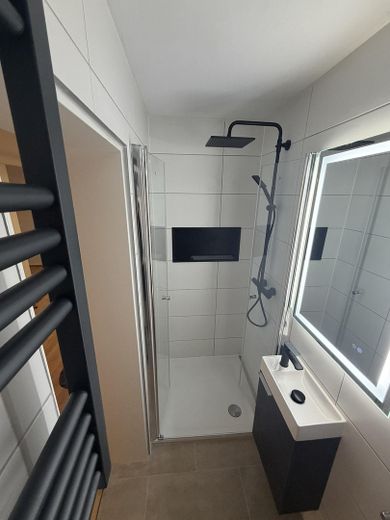 Kernsanierte 4–5-Zimmer-Wohnung | Einbauküche | Kamin | Garage | Terrasse – Badezimmer unten