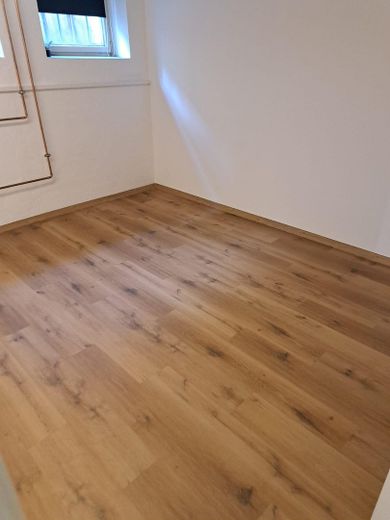 Loft ähnliche 5-Zi Wohnung perfekt für WG geeignet – Zimmer im Keller
