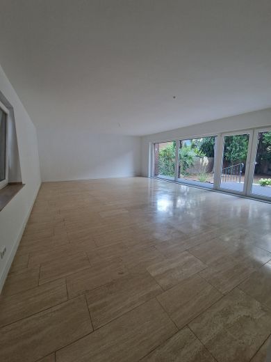 Buchholz! Huis in huis - appartement op de begane grond van 156 qm met terras, tuin en grote garage – Wohnzimmer