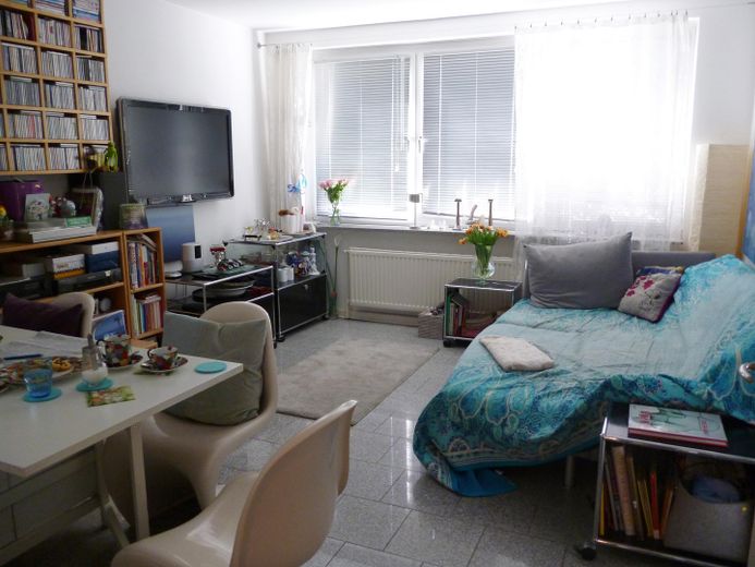 Schöne optimal geschnittene Dreizimmerwohnung, 76 qm, in Düsseldorf Flingern-Nord. – Wohnzimmer