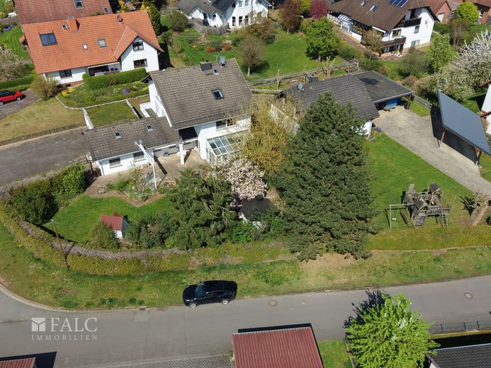 +++Großes Einfamilienhaus mit Option für Vermietung, Praxis- oder Büroräume und schönem Garten+++ – Drohnenbild von der Seiten