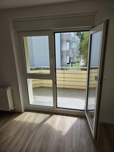 Amplio apartamento de 4 habitaciones en una zona tranquila – Balkonsaustritt