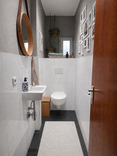 Sep. Toilette mit Waschtisch