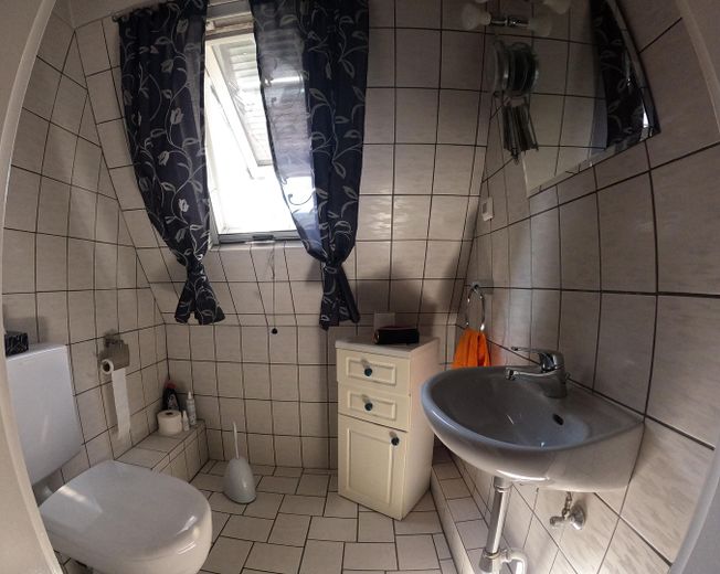 Gepflegte Doppelhaushälfte in Duisburg-Bergheim – WC 1. OG