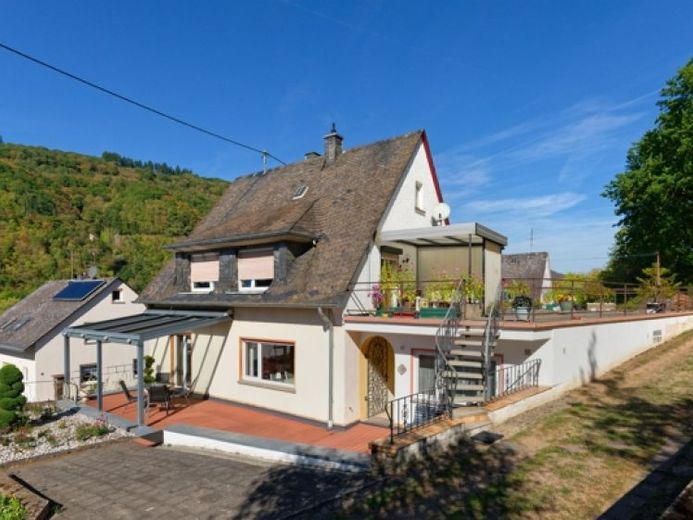 Vista da sogno inclusa: casa unifamiliare con appartamento indipendente e vista sulla Mosella a Bullay – Foto 1