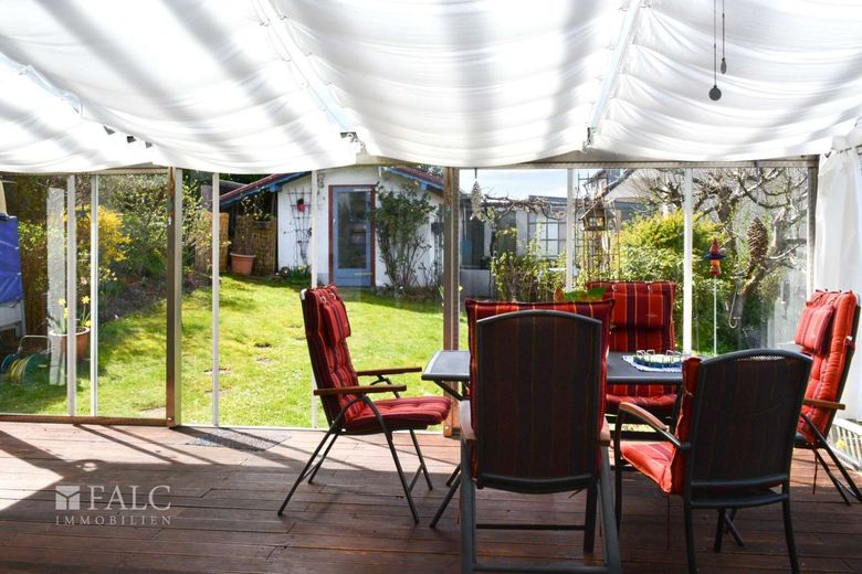 Familienfreundliche Doppelhaushälfte mit Garten, Terrasse &amp; Doppelgarage – Wintergarten