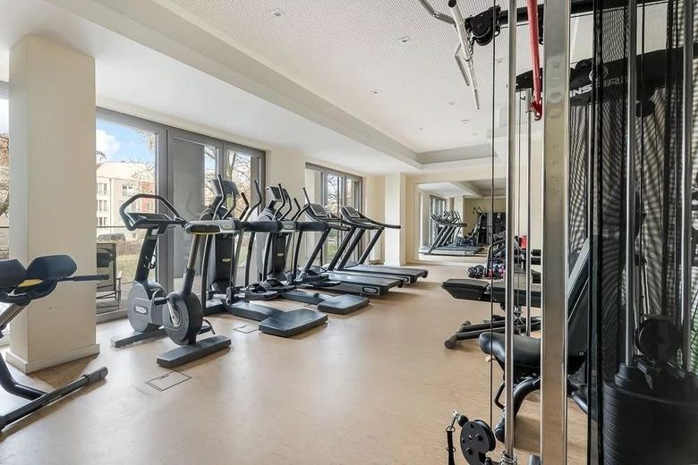 Un cadre de vie exclusif au bord de la Spree – Appartement meublé de 2 pièces (97m2) sur la presqu’île de Stralau – Fitness Center / Gym_1a