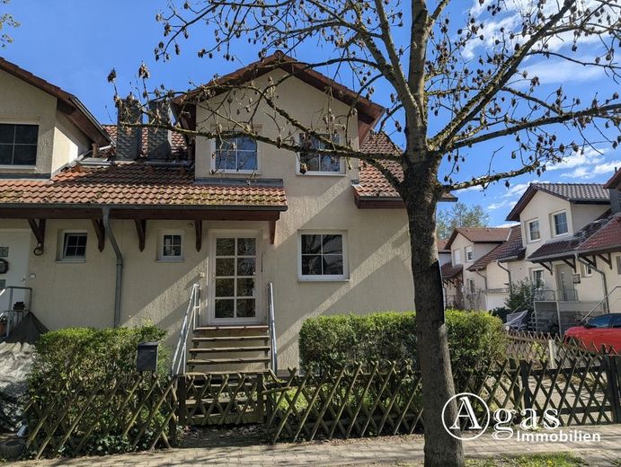 Attraktive Doppelhaushälfte mit Garten in begehrter Lage von Bergholz-Rehbrücke – Ansicht von Straße
