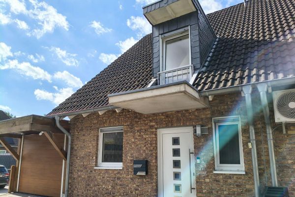 Energieeffizient + Bezugsfertig+ Provisionsfrei - gehobene Doppelhaushälfte mit Garten und Garage