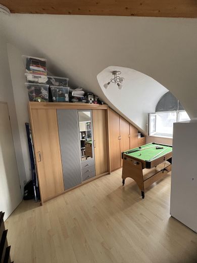 شقة فسيحة من 4 غرف بارتفاع سقف يزيد على 3 م، وشرفتين وموقفي سيارات – Schlafzimmer linke Hälfte