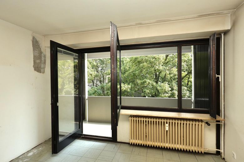 1-Zimmer-Wohnung mit Küche, Bad und Balkon ins Grüne in der Kaiserallee – Balkon ins Grüne