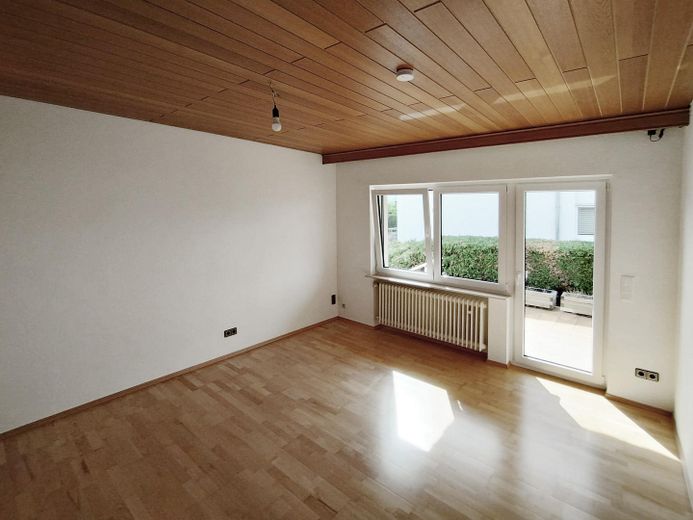 Appartamento ristrutturato con 3 locali (piano terra), cucina e terrazza esposta a sud, in posizione tranquilla a Kleinostheim – Schlafzimmer / Terrassenzugang