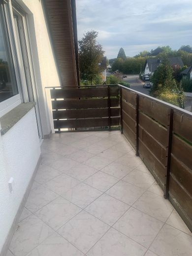 Balkonlu ve yeni ankastre mutfaklı, yeni yenilenmiş 4 odalı çatı katı dairesi – Balkon